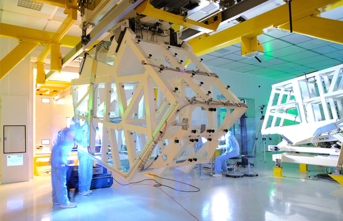 Cleanroom_assembly_ISO_6_CNIM_Laser_alignment_systems.jpg